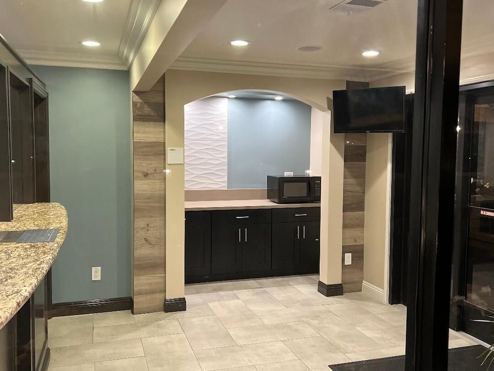 Walnut Inn & Suites West Covina 2