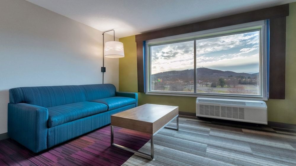 Holiday Inn Express and Suites Marion 3