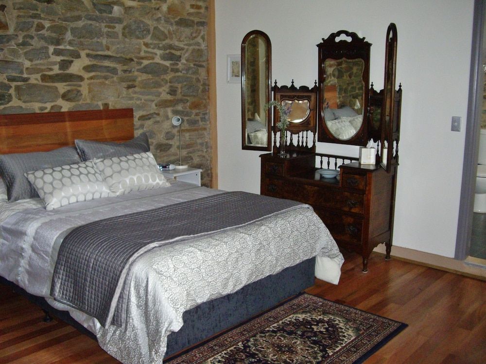 1860 Wine Country Cottages 2