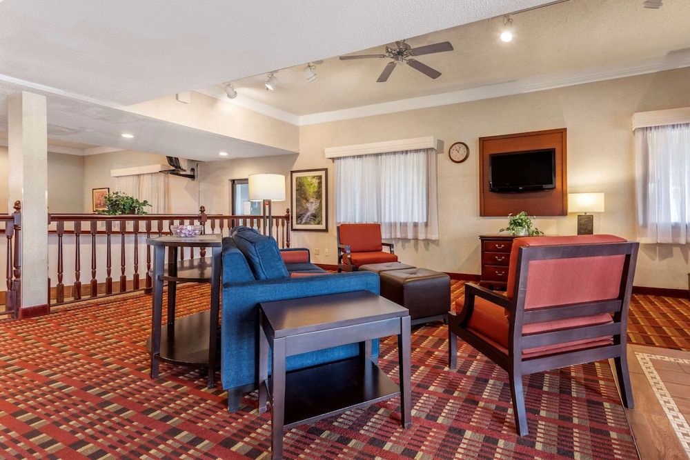Comfort Inn & Suites (Streetsboro) 2