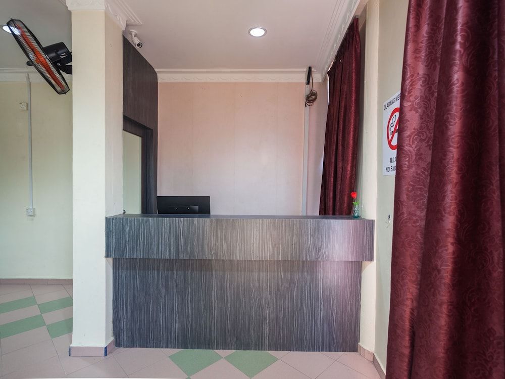 Oyo 43915 T P Hotel 3