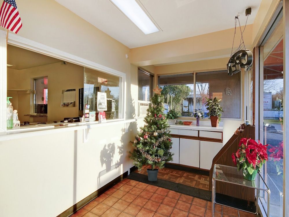 OYO Hotel Petersburg VA I-95 & E Washington St 2