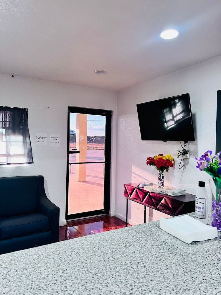 OYO Garden Inn and Suites Pearsall I-35 East 2