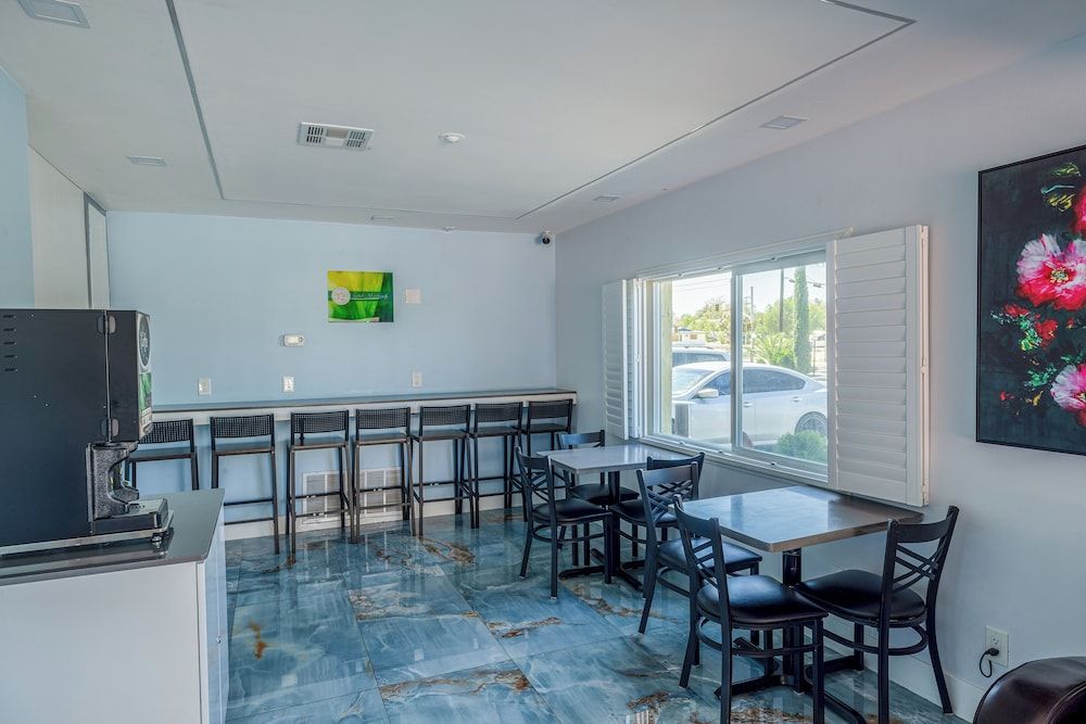 Hotel Avenida Victorville I 15 2