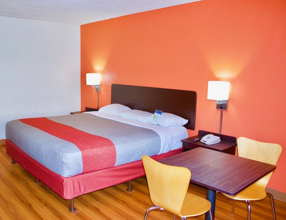 Motel 6 New Stanton, PA 3