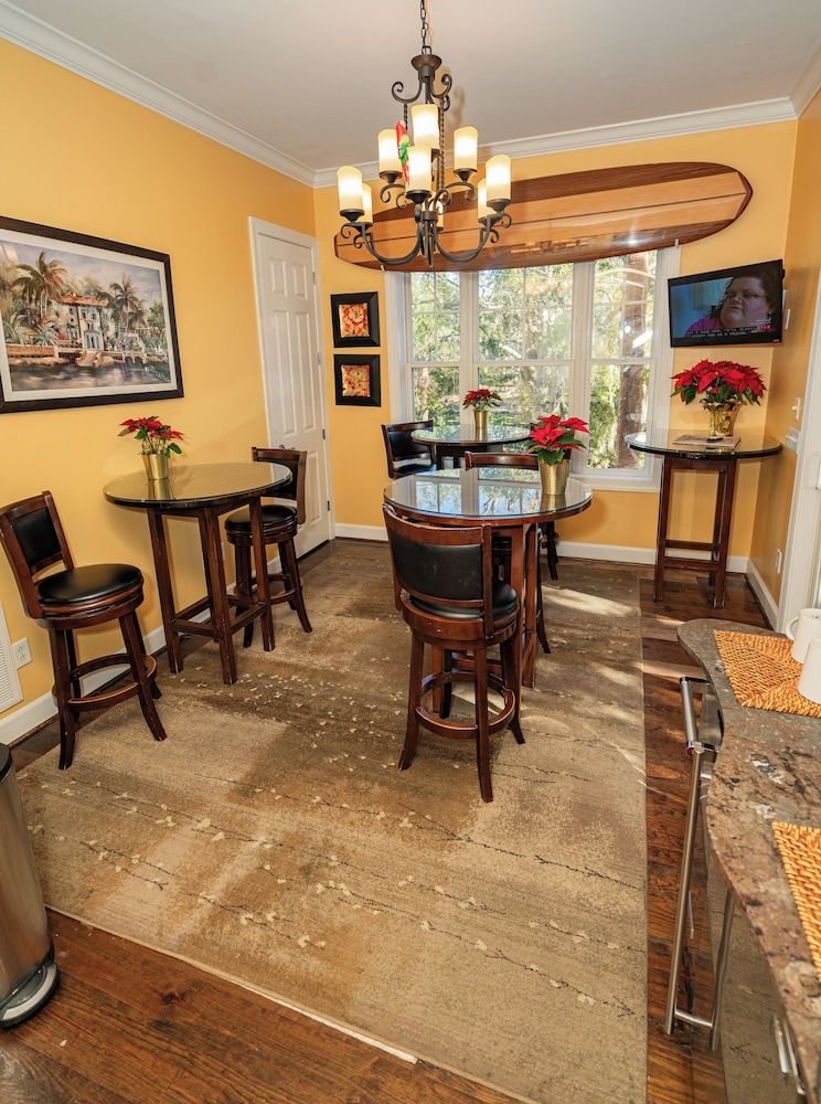 Water's Edge Inn - Adults Only 3