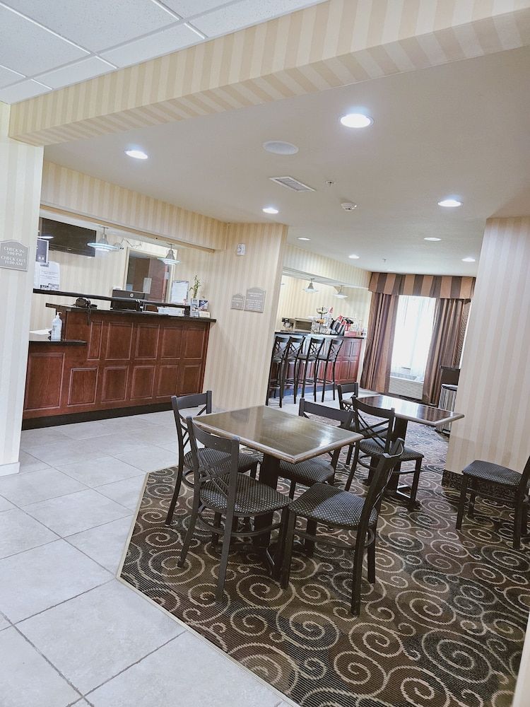 Cobblestone Inn & Suites - Bloomfield 3
