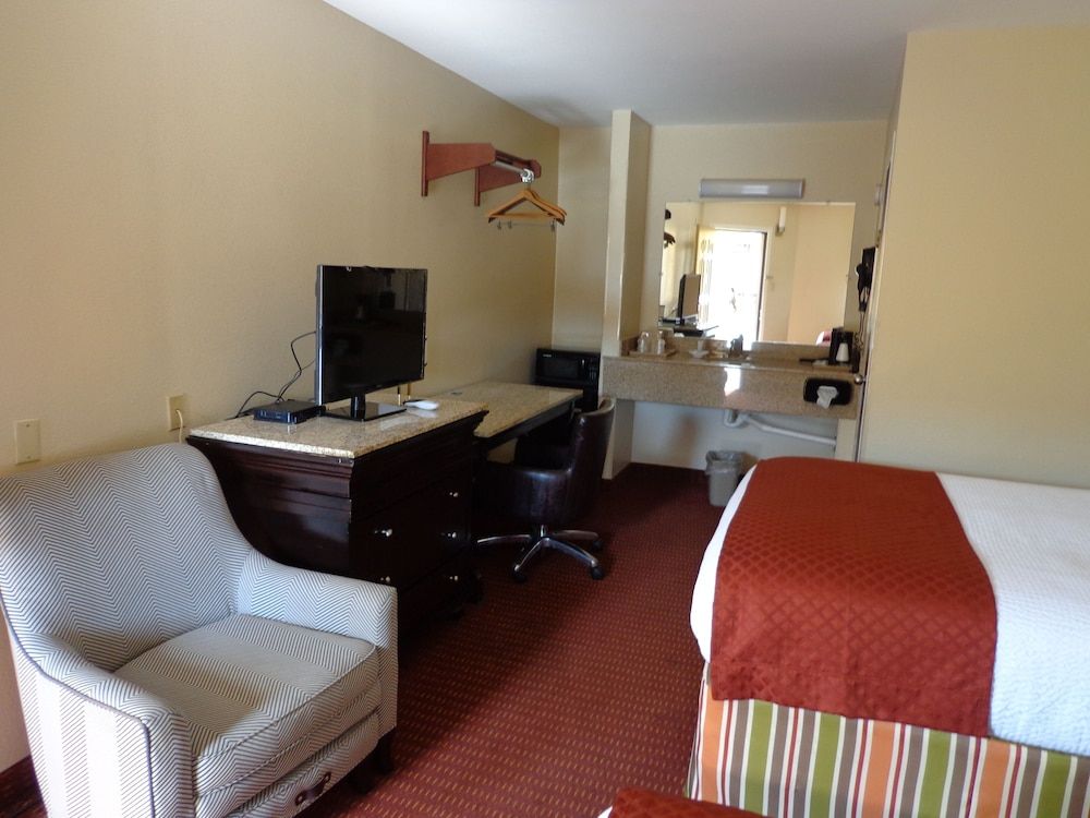 Economy Inn Express Warren 2