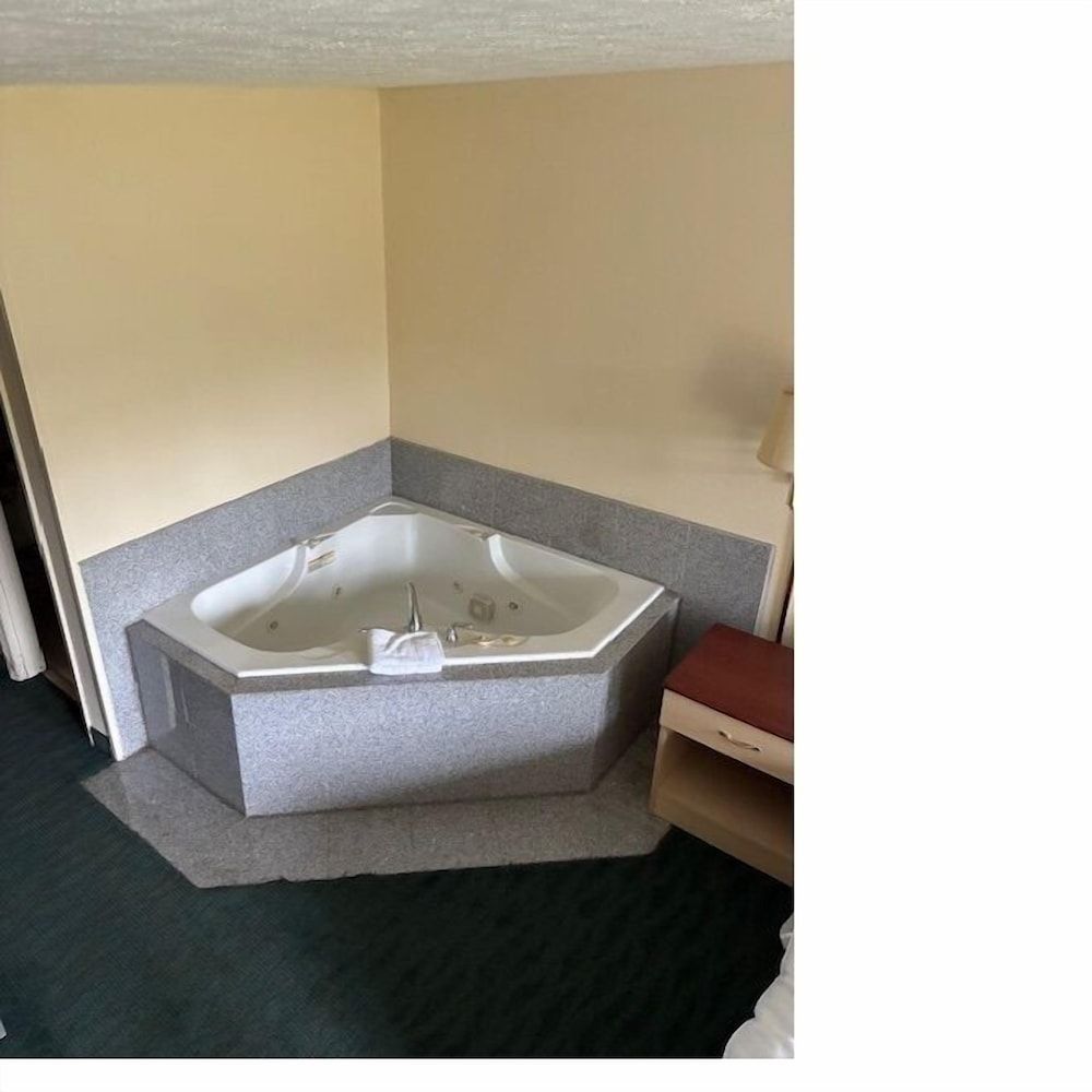 Suite Stay Talladega 3