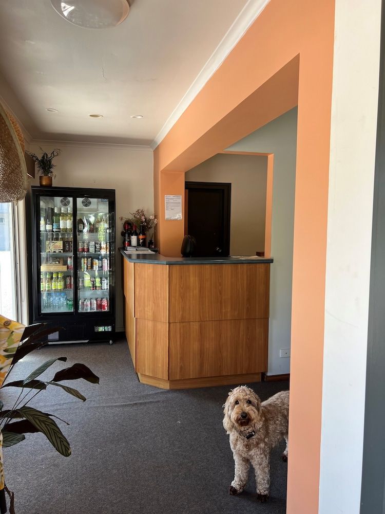 Riverbank Park Motel 2