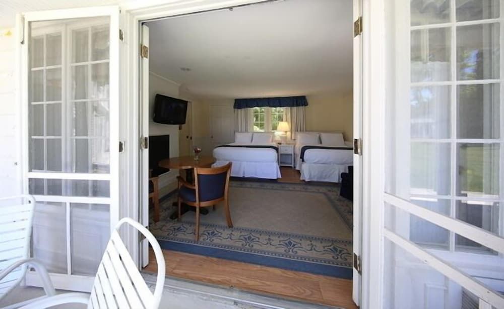 Colonial Inn in Harbor Springs 2