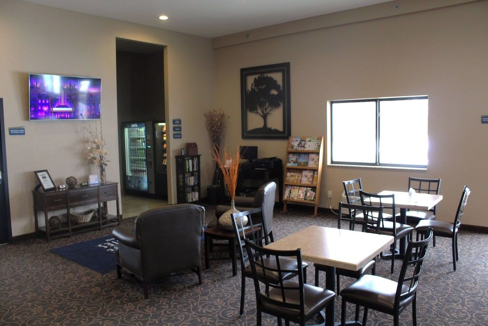 Cobblestone Inn & Suites - Denison - Oak Ridge 2