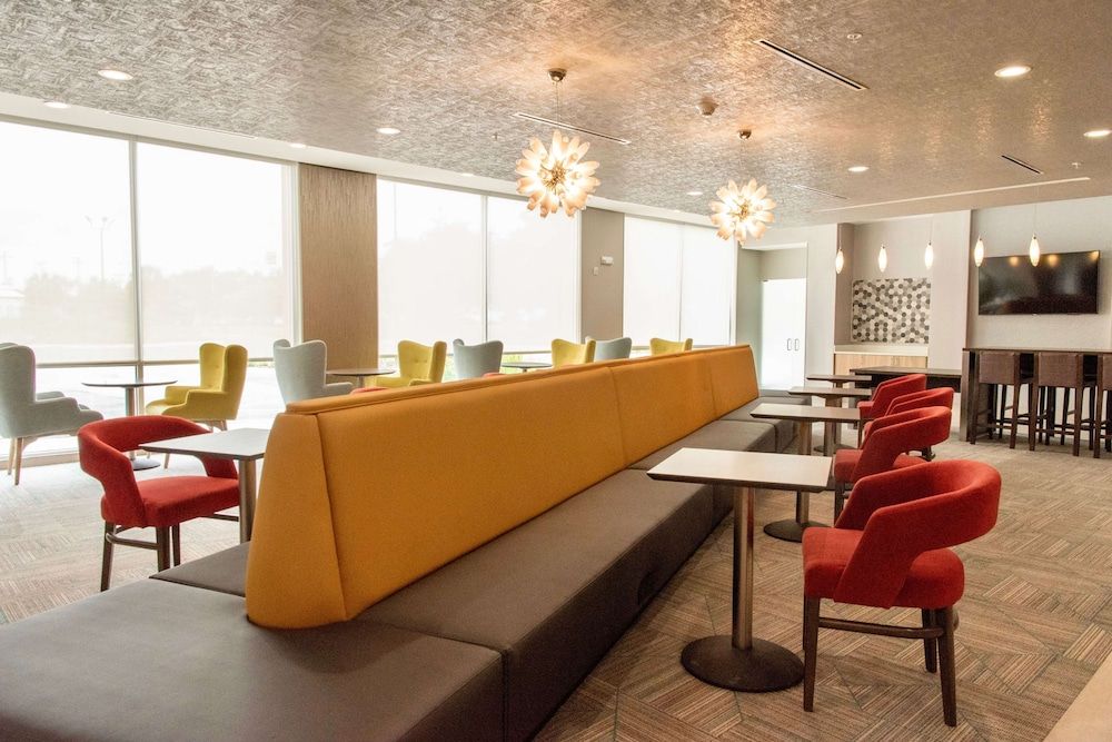 La Quinta Inn & Suite by Wyndham Lake City 2