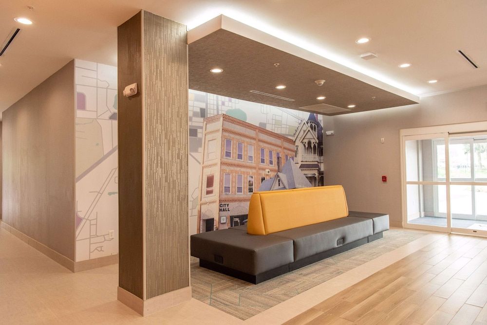 La Quinta Inn & Suite by Wyndham Lake City 3