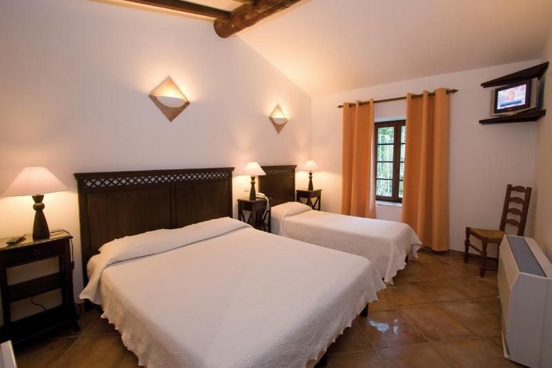 Logis Hôtel L'Enclos Des Lauriers Roses 2