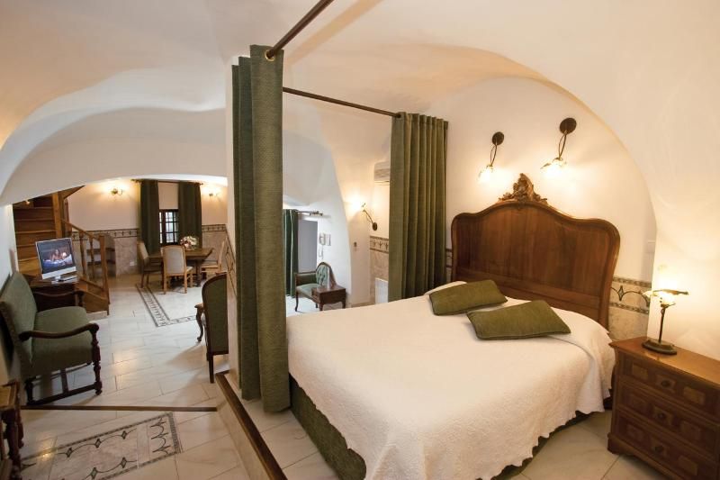 Logis Hôtel L'Enclos Des Lauriers Roses 3