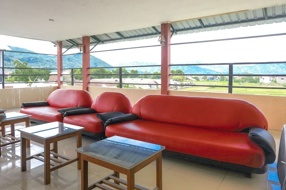 OYO 2966 Hotel Atriaz 2