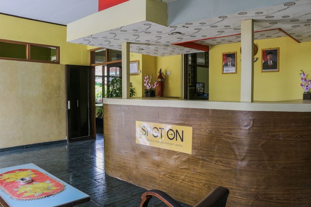 Spot On 1708 Hotel Budi Famili 1 3