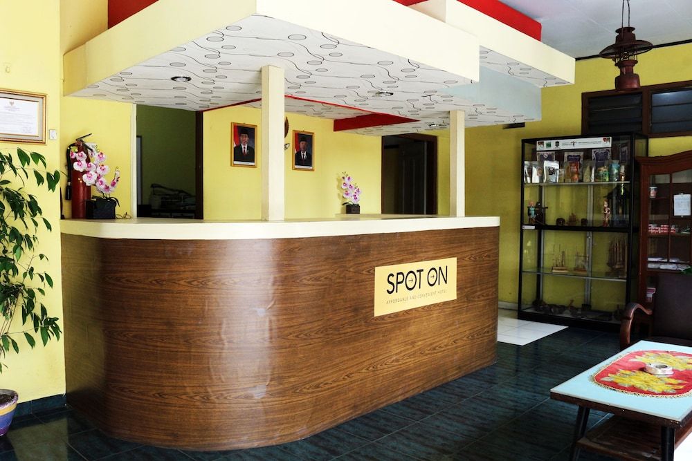 Spot On 1708 Hotel Budi Famili 1 2