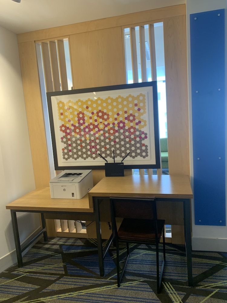 Holiday Inn Express & Suites Brunswick 2