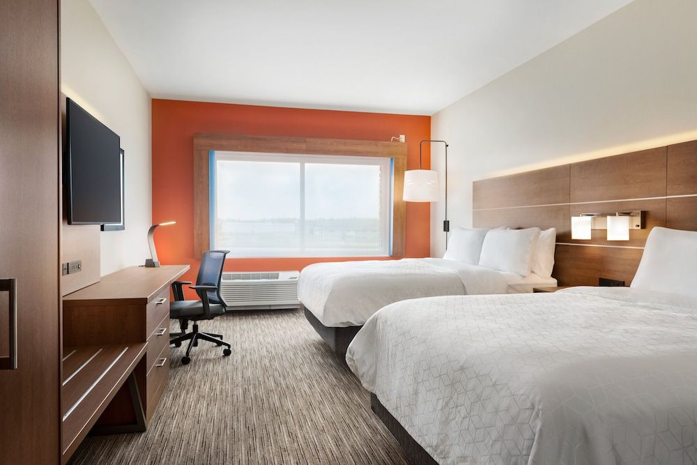 Holiday Inn Express & Suites Beaver Dam 3