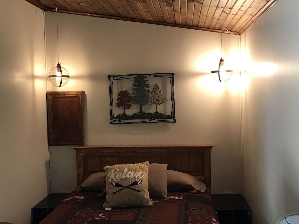 Bullwinkles Rustic Lodge 3