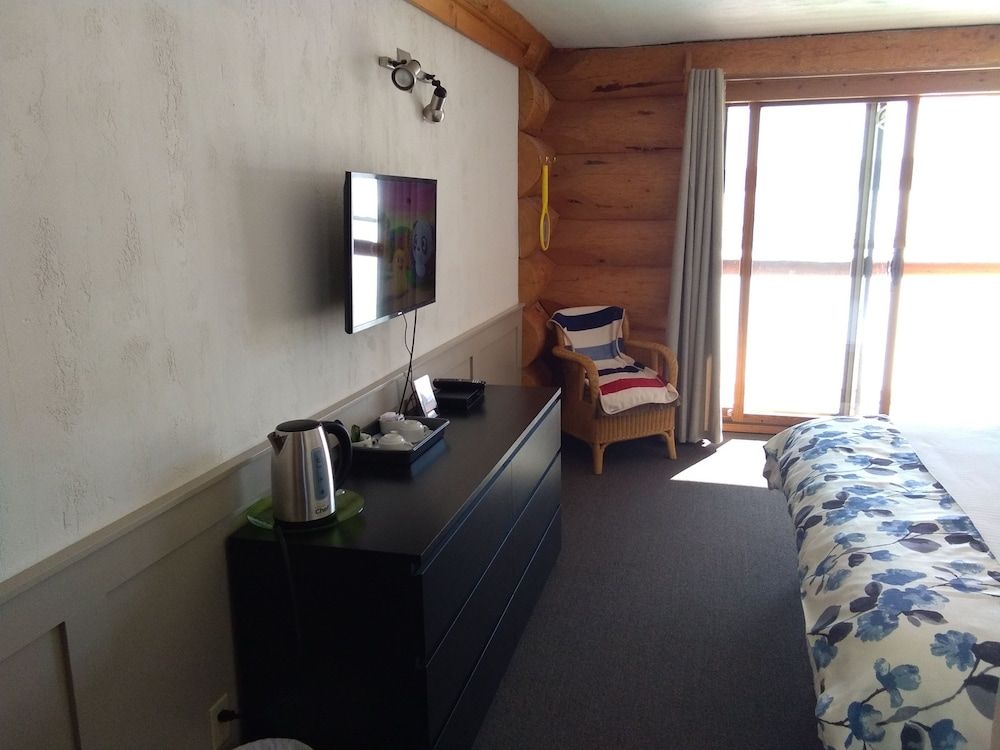 Cariboo Log Guest House 3