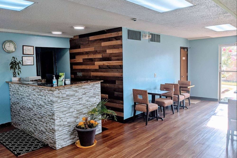 Travelodge by Wyndham Forsyth 2