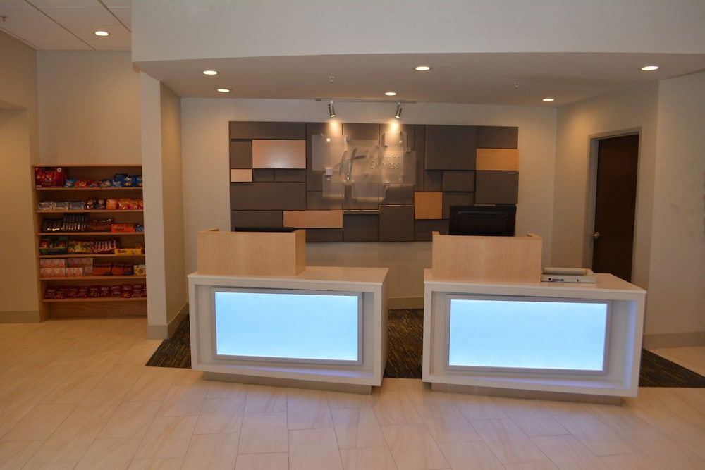 Holiday Inn Express & Suites Waterville - North 2