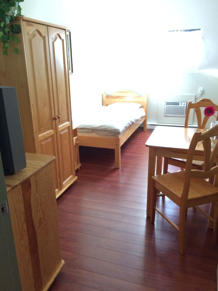 Crowsnest Vineyards Guesthouse 2