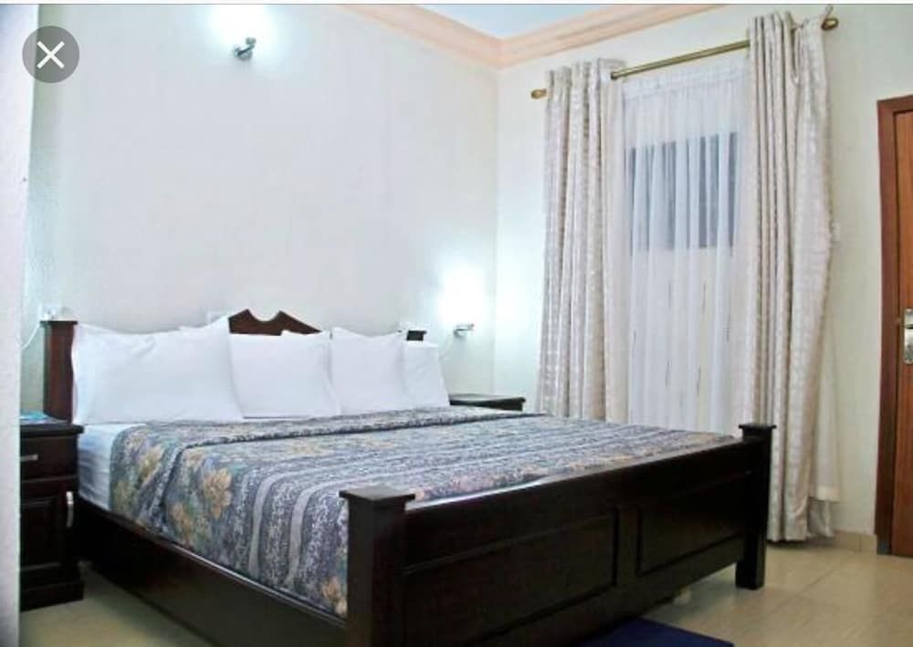 Lou Ralph Hotel 3