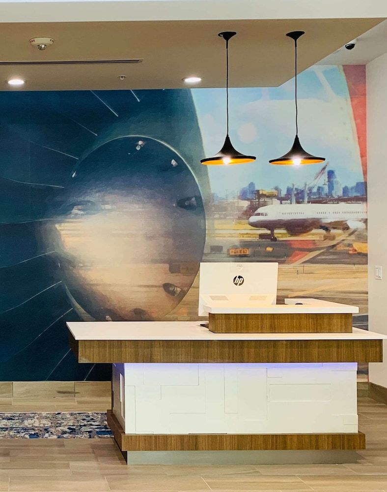 La Quinta Inn & Suites Wyndham-Red Oak TX IH-35E 2