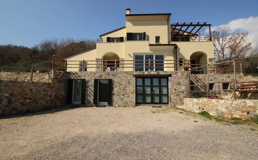 Joie de Vivre -1 estrelas em Calice Ligure