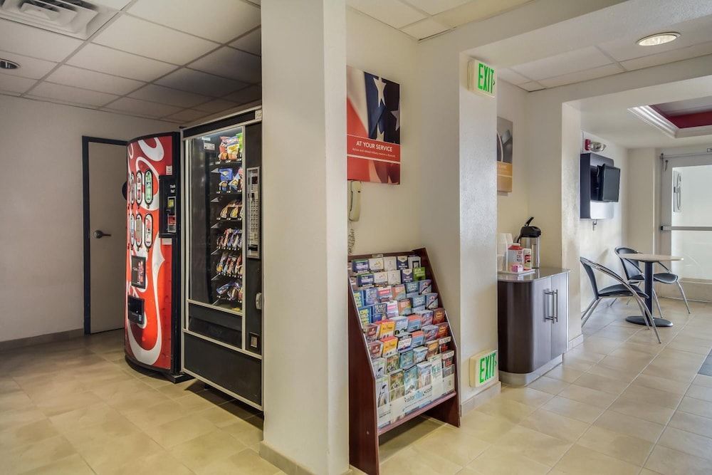 Howard Johnson by Wyndham Lemoore 2