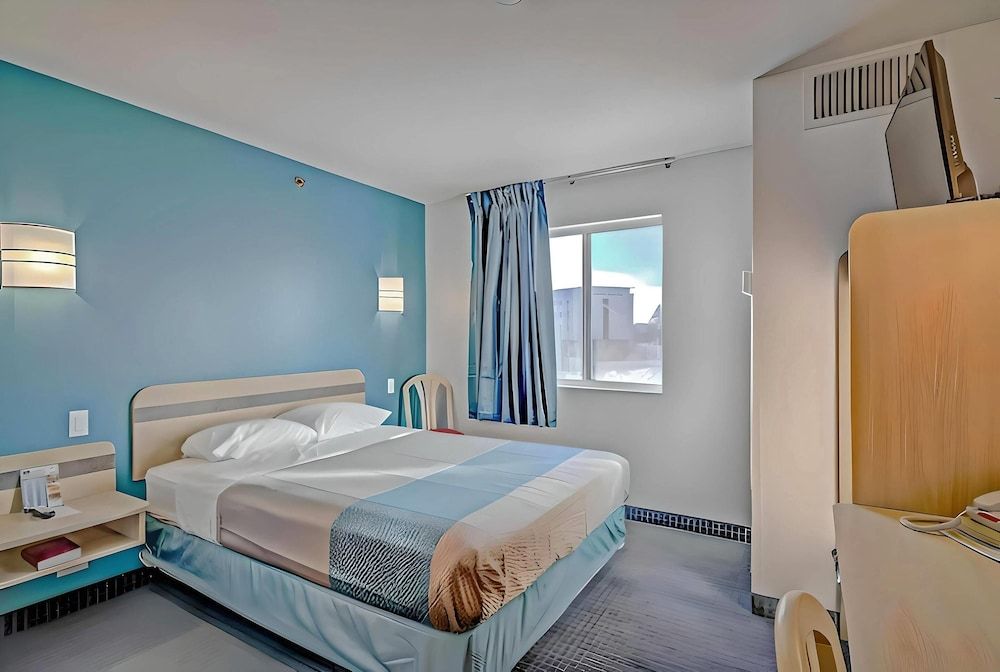 Econo Lodge Menomonie 2