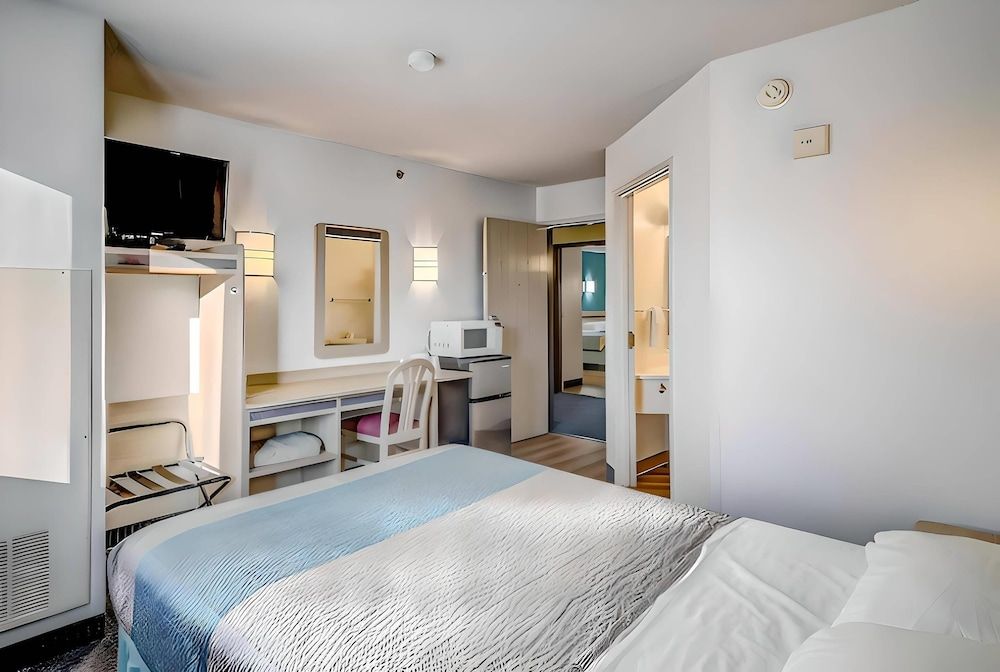 Econo Lodge Menomonie 3