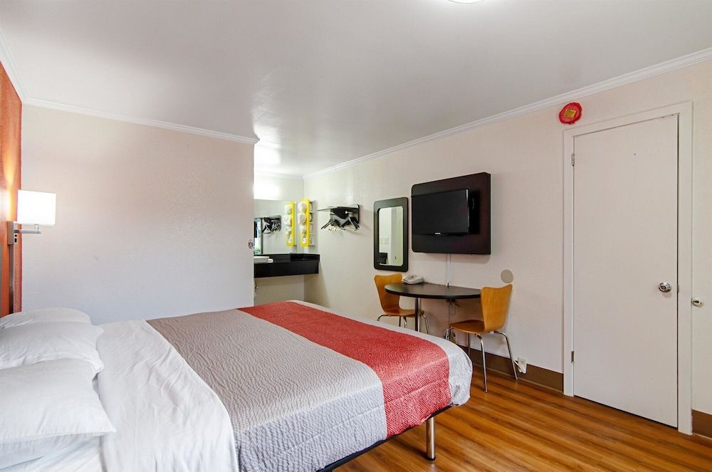 Motel 6 Bay Minette, AL 3