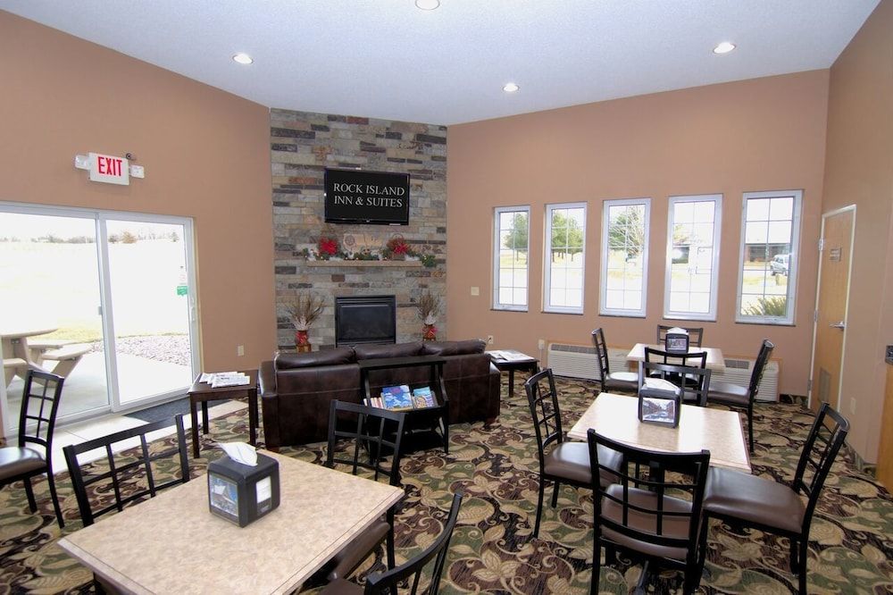 Rock Island Inn & Suites 2