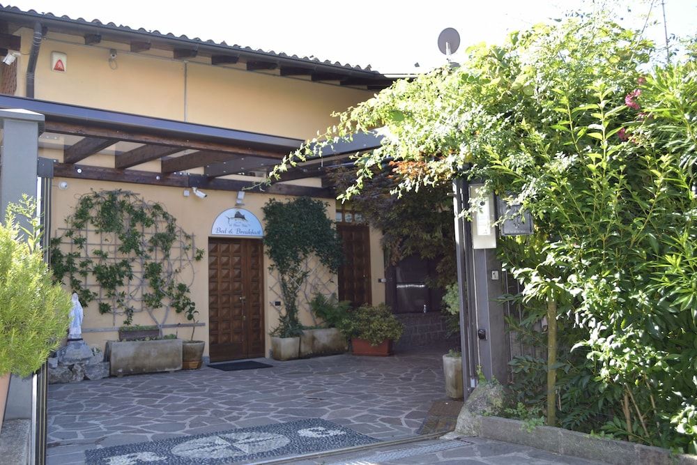 B&B al Pesce Vela -1 estrellas en Albese Con Cassano