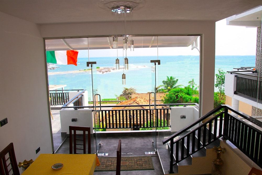 Queens Beach Hotel 2