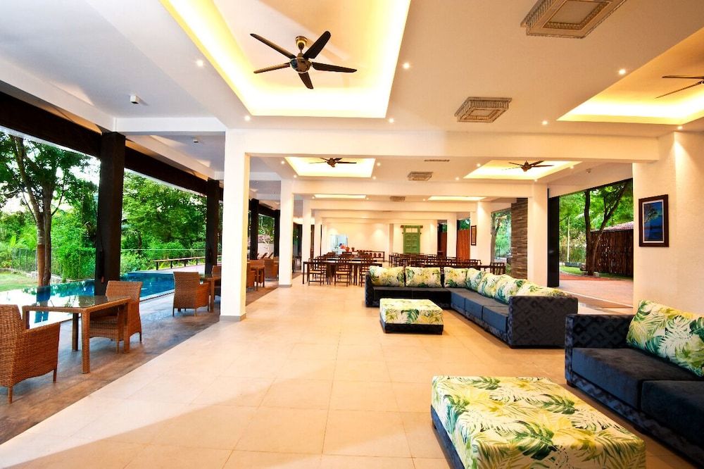 The Lake Forest Hotel 3