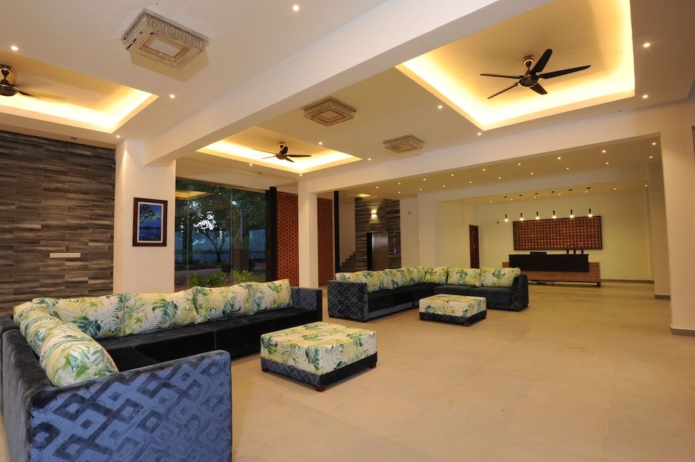 The Lake Forest Hotel 2