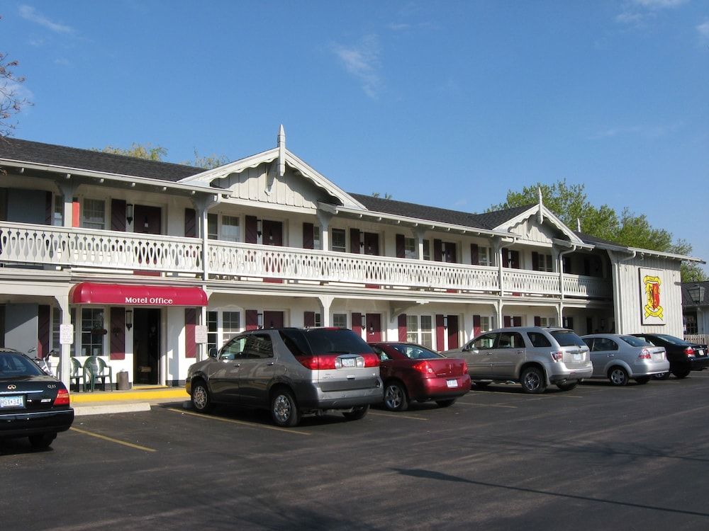 Chalet Motel Mequon 2