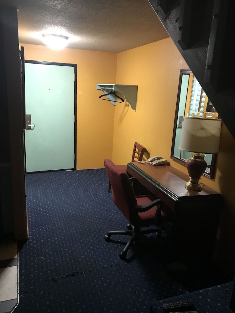 Smokey Point Motor Inn 3