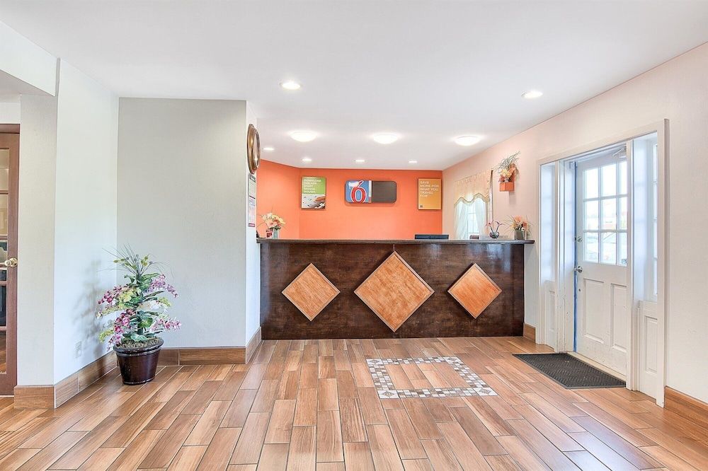 Motel 6 Harrisonburg, VA - South 2