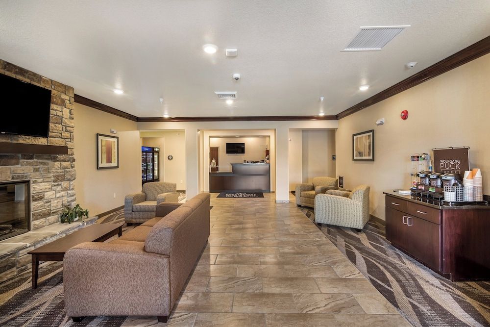 Cobblestone Hotel & Suites - Victor 2