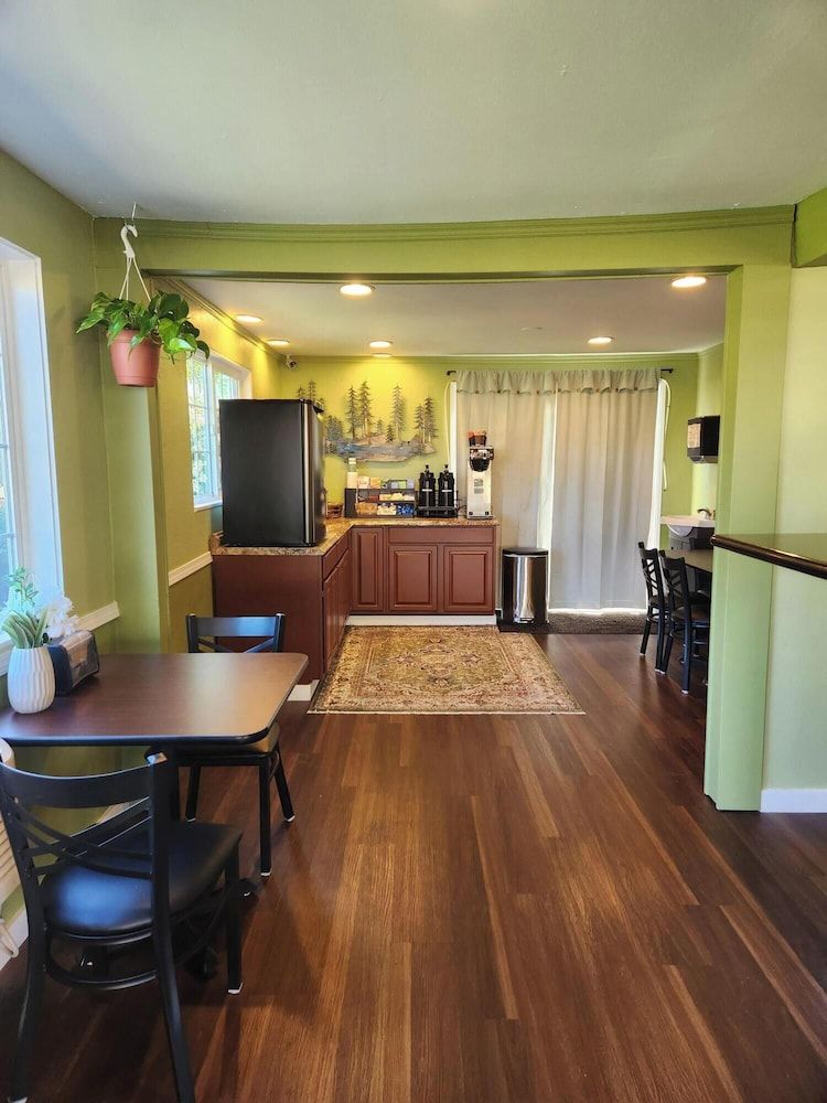 Village Inn Springfield 2