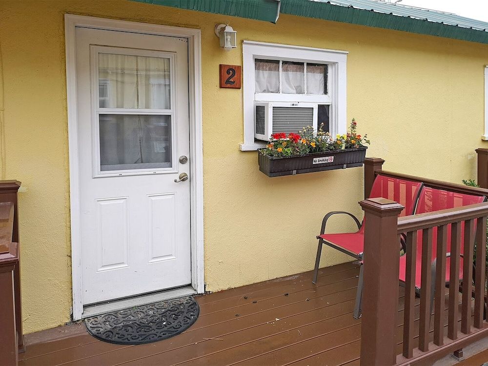 Yellowstone Riverside Cottages 3