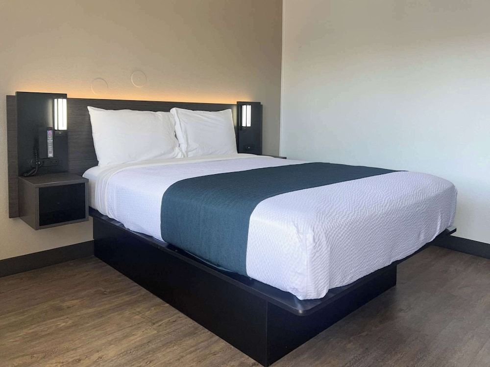 Motel 6 Tulare, CA 3