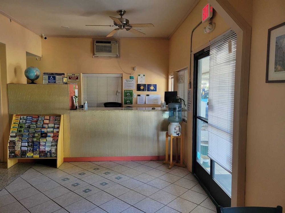 Emerald Inn & Lounge 3